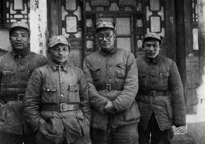 129師領(lǐng)導(dǎo)在河北涉縣留影。左起：李達(dá)、鄧小平、劉伯承、蔡樹(shù)藩。