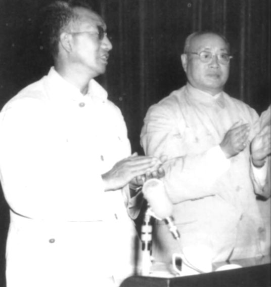 徐向前和劉伯承在會(huì)議上