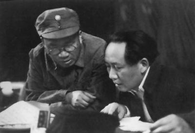 朱德和毛澤東在中共七大主席臺(tái)上