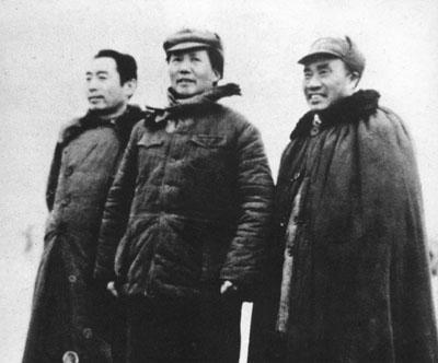 朱德和毛澤東、周恩來(lái)在延安機(jī)場(chǎng)