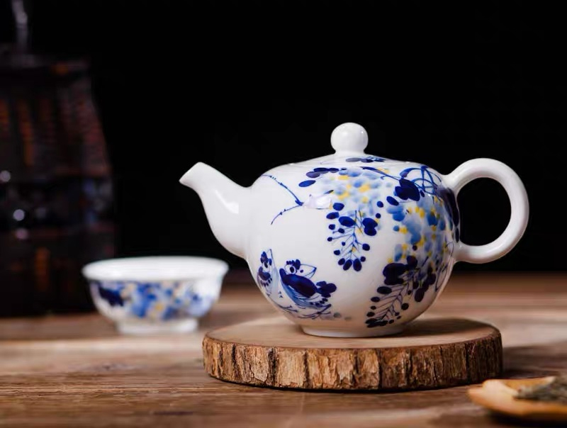 景德鎮(zhèn)產(chǎn)“紫氣東來”茶壺
